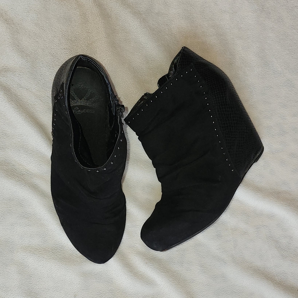 Women boots / black / size 6.5 /  Fergalicious by Fergie